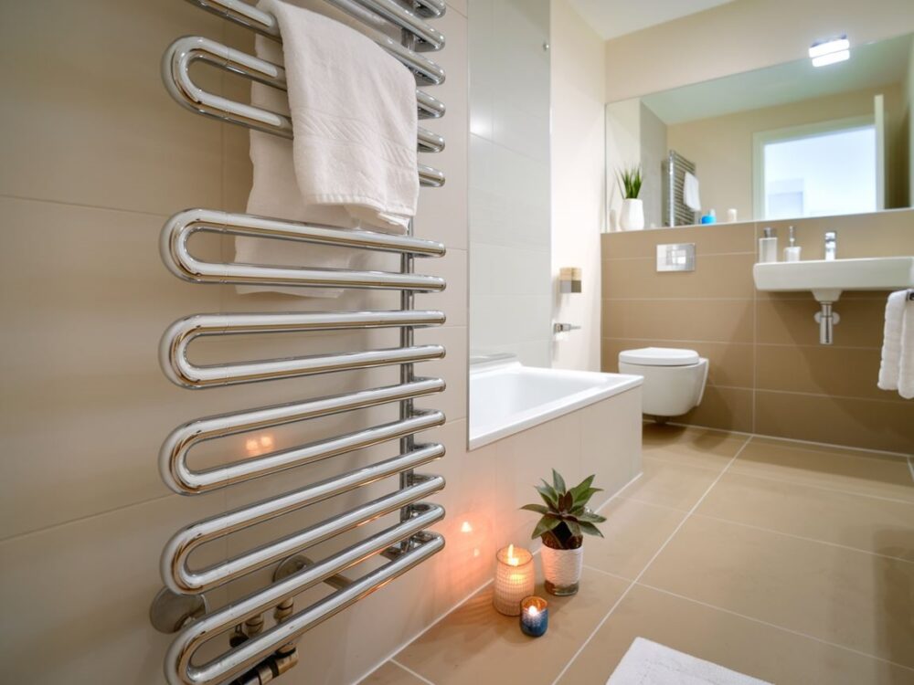 Funkcjonalny grzejnik w przytulnym wnętrzu łazienki