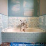 Łazienka po renowacji z odświeżonymi płytkami