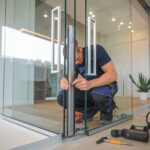 Proces montażu mechanizmu samodomykającego