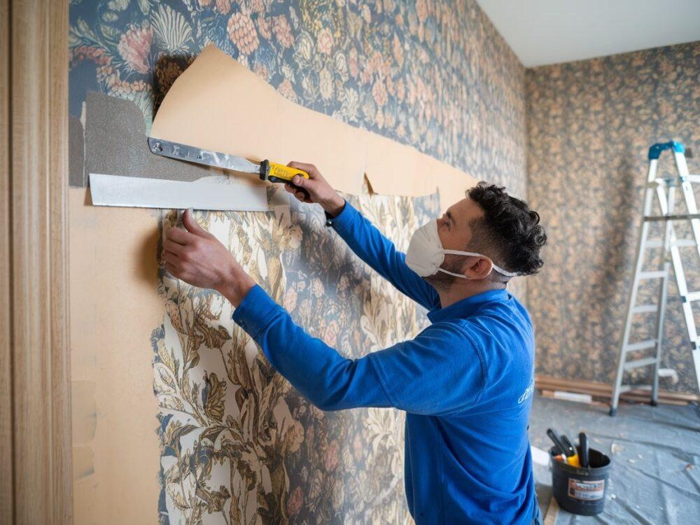 Spray i skrobak używane do zdejmowania tapety